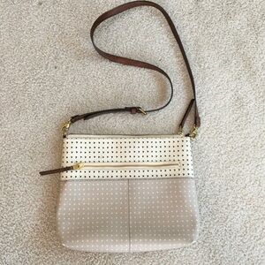 FOSSIL/GRAY & CREAM “HEART” PRINT CROSSBODY BAG